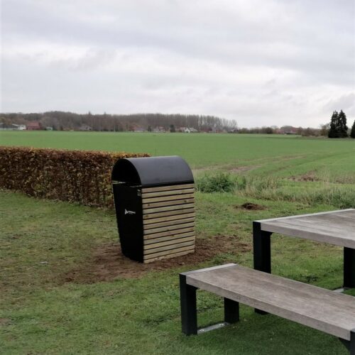 Buiten afvalbak Contour 13 Buiten afvalbak Contour uitgevoerd met FSV hardhout en de ijzerdelen gepoedercoat in een diepzwarte ral kleur